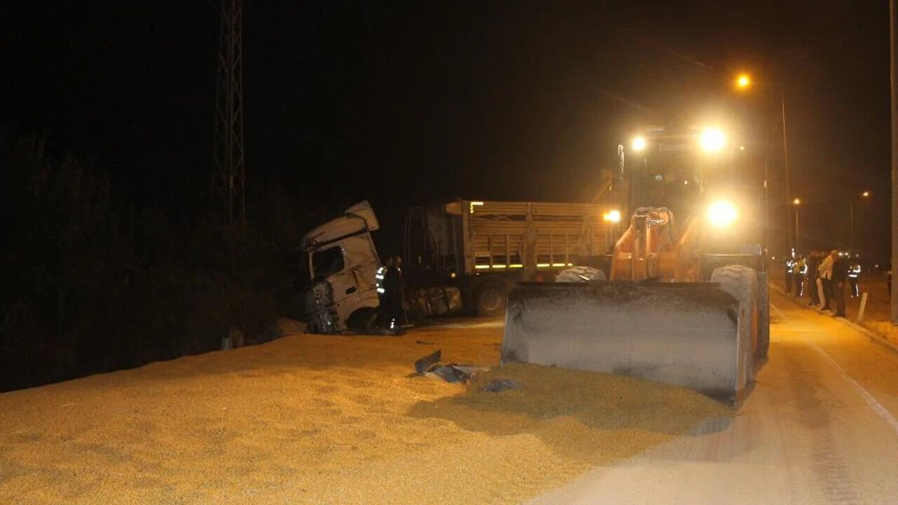 Kahramanmaraş’tan Yola Çıkmıştı! 25 Ton Mısır Amasya’da Yola Savruldu