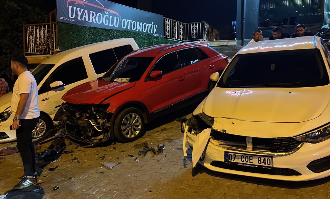 Alanya'da Direksiyon Hakimiyeti Kaybolan Araç Galeriyye Daldı