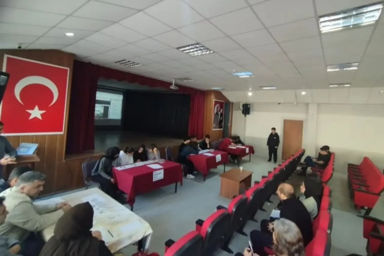 Andirinda Cevre Yarismasi Heyecani Il Finaline Kalacak Lise Belli Oldu (2)
