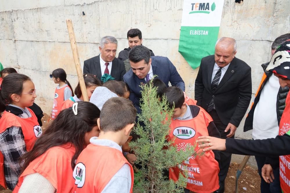 Kahramanmarasta Cumhuriyetin 103 Yili Icin Fidanlar Toprakla Bulustu (3)