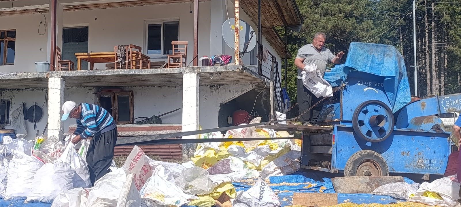 Kahramanmarasta Tarladan Cikarildi Cuvallara Dolduruldu O Ilcede Turuncu Alarm Verildi (3)