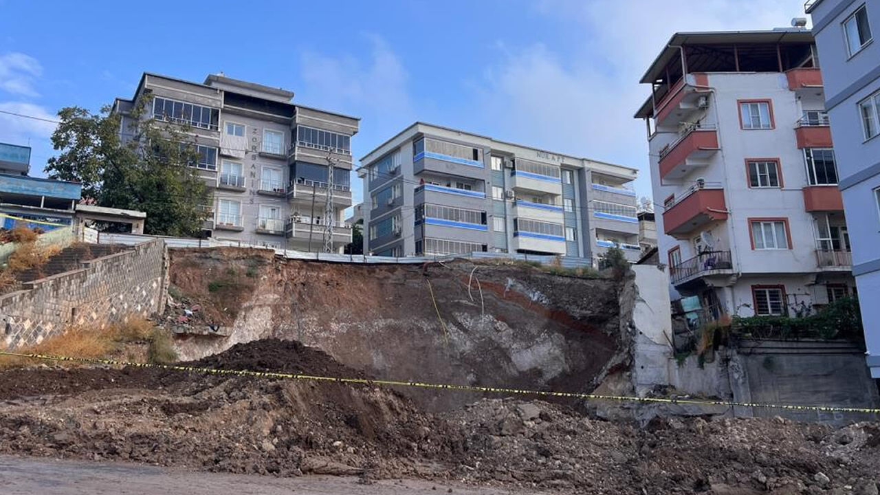 Kahramanmaraş’ta Yol Çöktü: 2 Bina Boşaltıldı, Mahalleli Çözüm Bekliyor